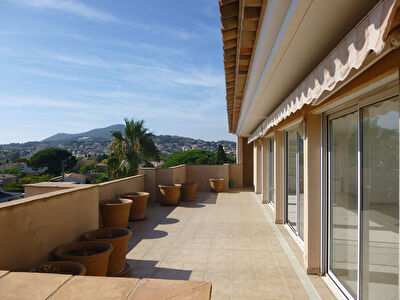 Appartement Carqueiranne 4 pieces 137,73 m2 - Secteur privilegie, calme, residentiel et a deux pas de la mer