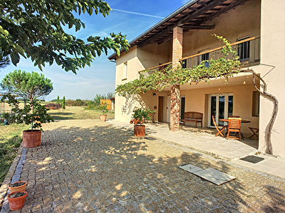 Grande ferme renovee avec dependances proche Montauban