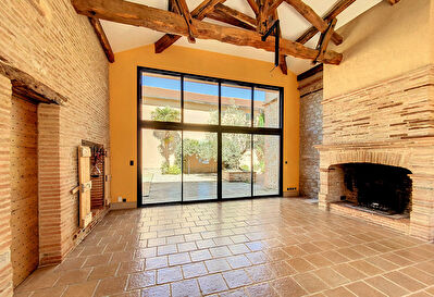 Belle maison de ville, proximite commerces, cours interieure, piscine, grand garage a Caussade