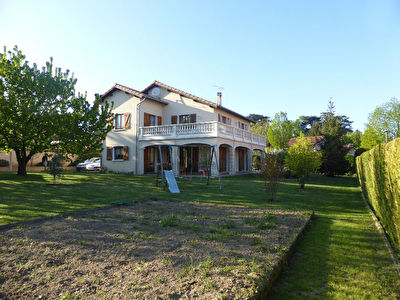 Maison NEYRON de 200 m2 sur 1400 m2 de terrain
