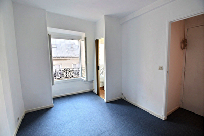 Saint-Lazare - Studio 13.5m2 - dernier etage avec asc