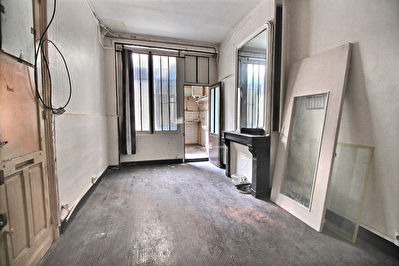 75010 - Gare du Nord - Ancienne loge de gardien de 23m2 a renover.
