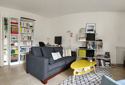 75011 St Maur - Appartement 2 pieces avec 2 balcons (9.70m2) calme et ensoleille.