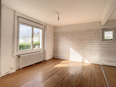 Charmante maison T3 renovee - proche de toutes les commodites a pieds!