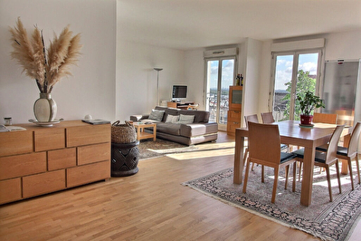 Appartement Suresnes 5 pieces 107 m2 + 2 balcons + 1 parking