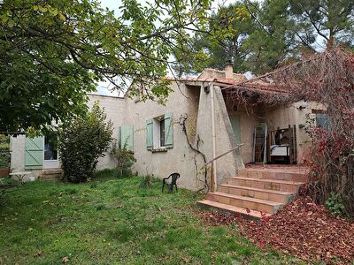 Velaux, maison T6 de plain-pied avec terrain de pres de 5.000m2