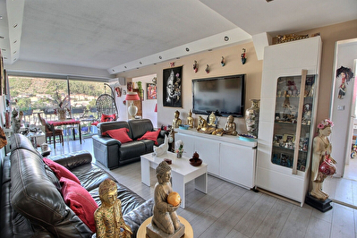 Vitrolles- Appartement lumineux de type 4/5 d'env.93m2 avec vue degagee + cave - Facilite de stationnement - Proche commodites