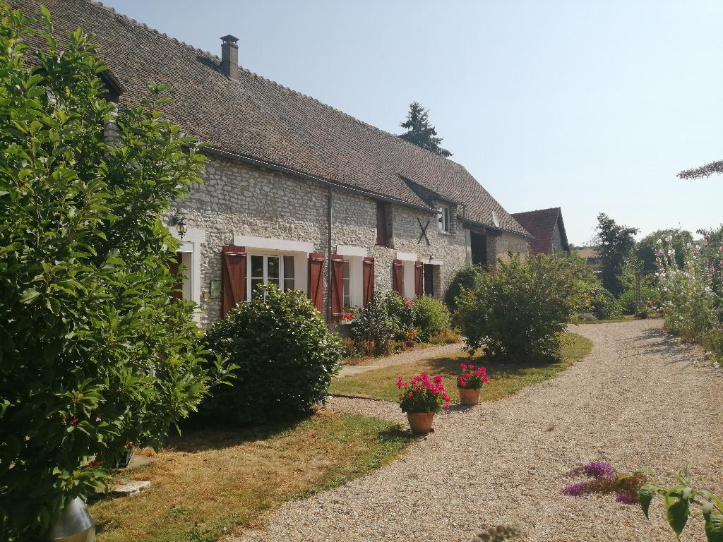 Proche Anet, maison en pierre avec dépendances Proche Anet, maison en pierre avec dépendances