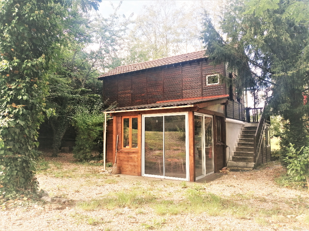 CHALET EN BOIS EN BORDURE DE RIVIERE CHALET EN BOIS EN BORDURE DE RIVIERE