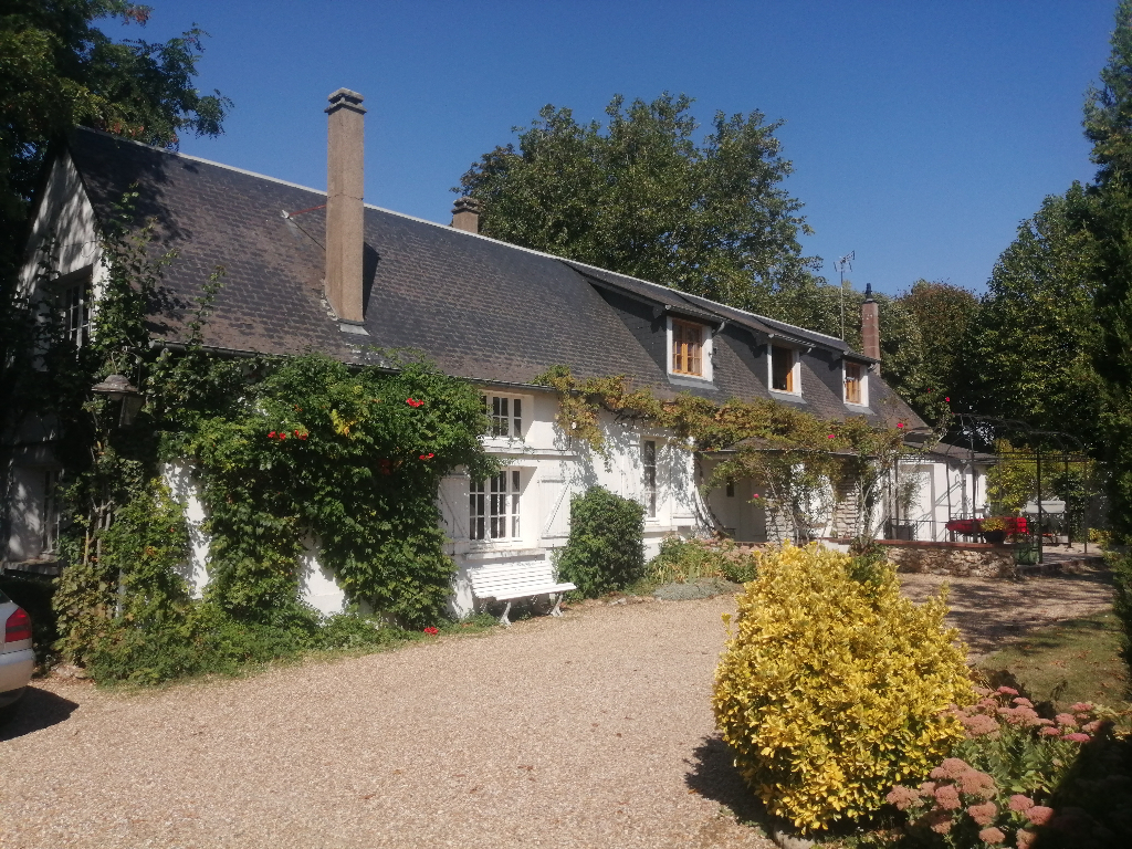 LONGERE AVEC MAISON D'AMIS DANS UN HAVRE DE PAIX LONGERE AVEC MAISON D'AMIS DANS UN HAVRE DE PAIX