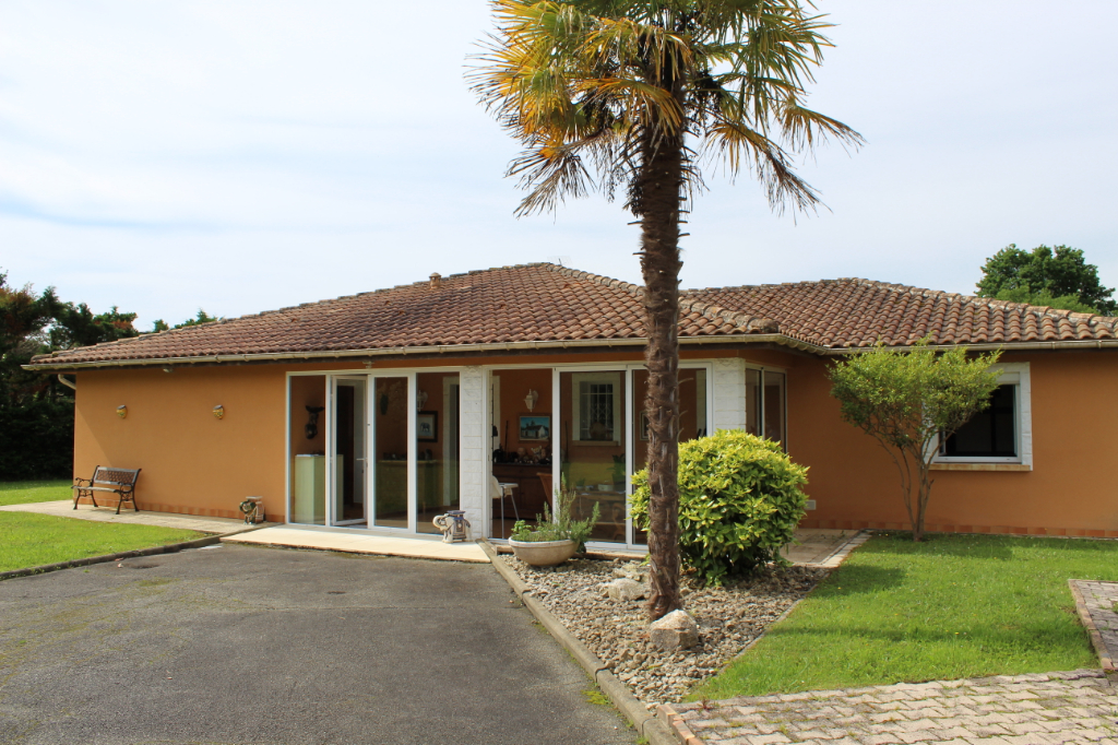 Maison T6. Proche HAGETMAU Maison T6. Proche HAGETMAU