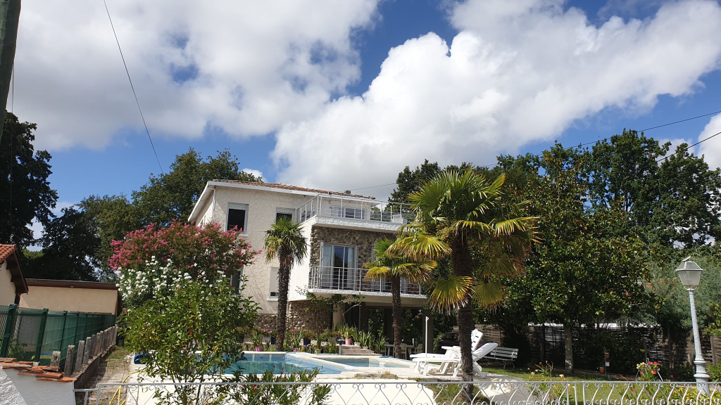 Maison Andernos Les Bains 11 pièce(s) 254 m2 Maison Andernos Les Bains 11 pièce(s) 254 m2