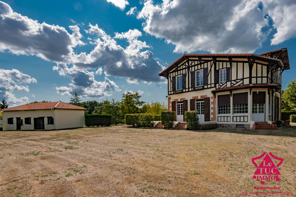 Maison Escource 11 pièce(s) 260.2 m2 Maison Escource 11 pièce(s) 260.2 m2