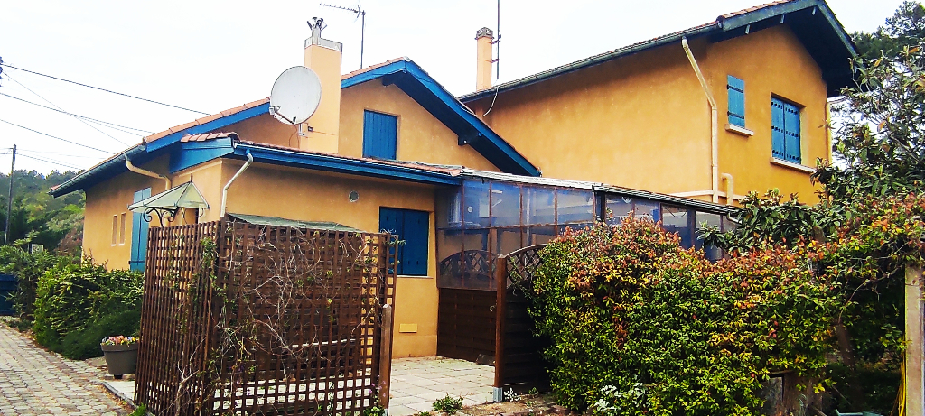 Propriété de 3 maisons sur un terrain d'environ 1400m² Propriété de 3 maisons sur un terrain d'environ 1400m²