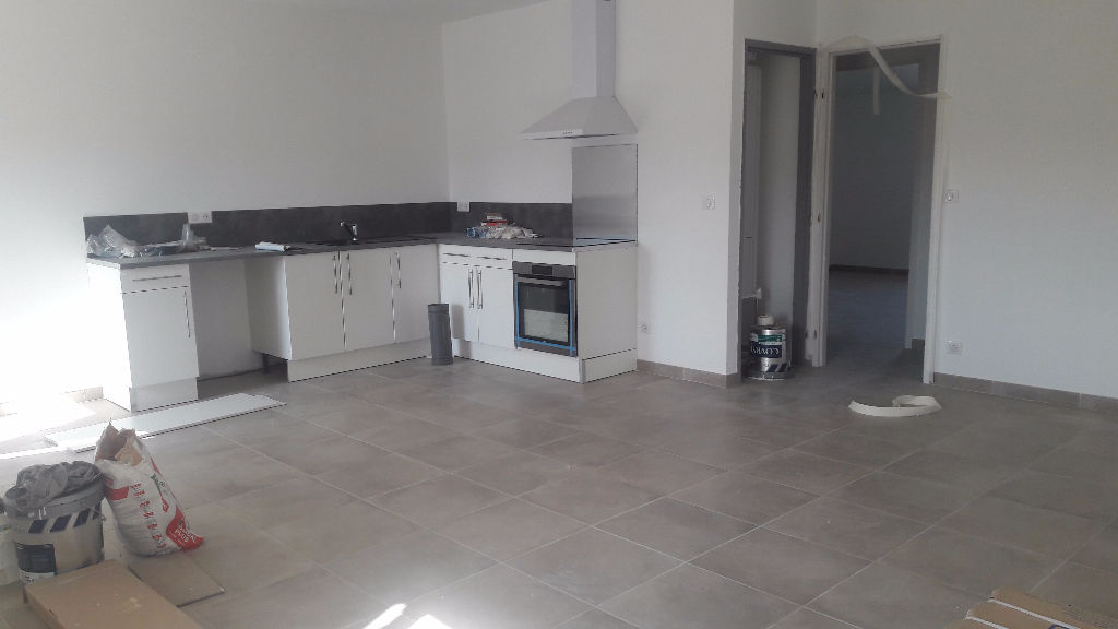 SAUMANE DE VAUCLUSE, 70 m² T3 avec cour et parking. SAUMANE DE VAUCLUSE, 70 m² T3 avec cour et parking.