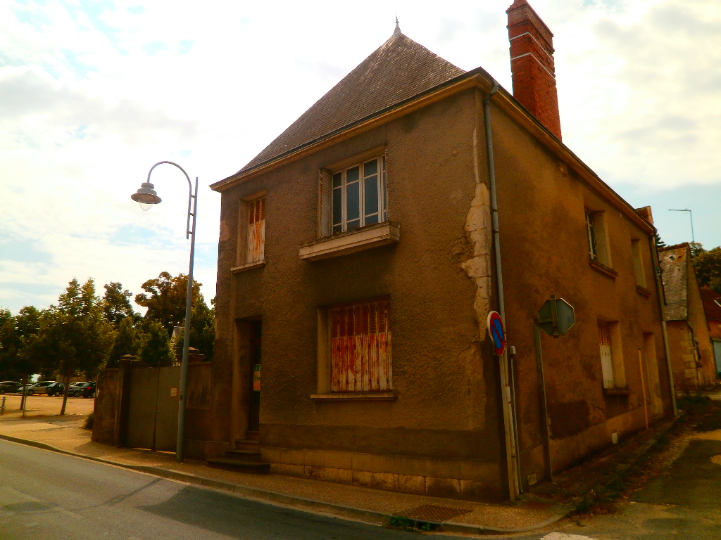 MAISON DE 8 PIECES 200 M2 +GARAGE+COUR MAISON DE 8 PIECES 200 M2 +GARAGE+COUR