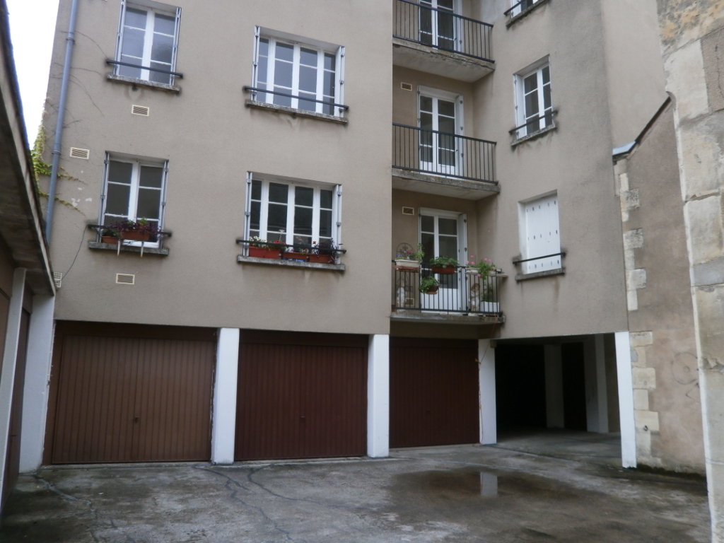 IMMEUBLE DE BUREAU +3 GARAGES LIBRE IMMEUBLE DE BUREAU +3 GARAGES LIBRE