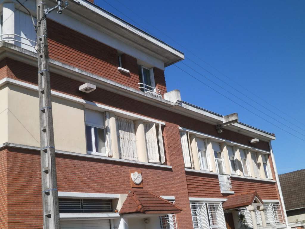 IMMEUBLE DE 1 000 M2+11 GARAGES ET JARDIN IMMEUBLE DE 1 000 M2+11 GARAGES ET JARDIN