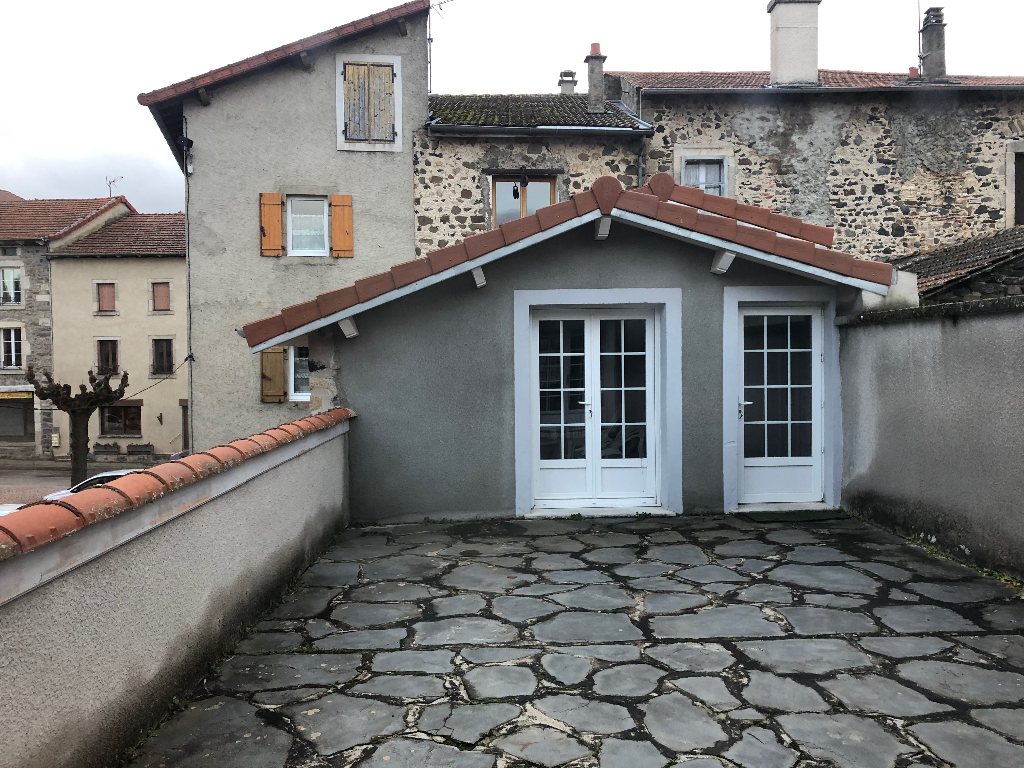 Immeuble avec 2 appartements et garage à Laussonne Immeuble avec 2 appartements et garage à Laussonne