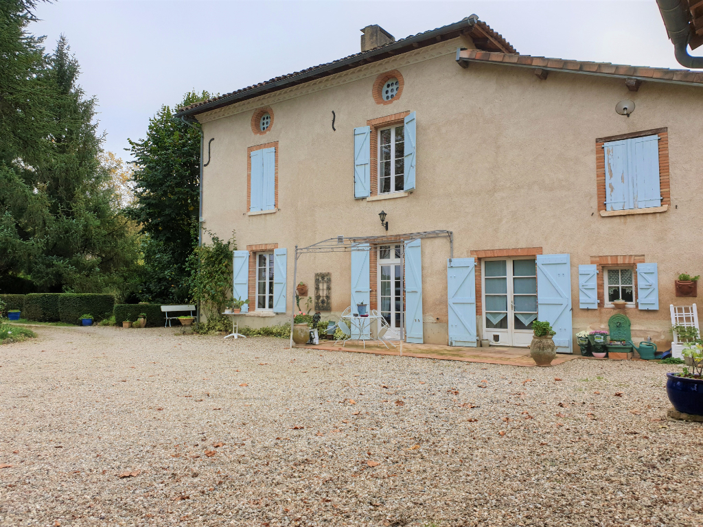 LISLE SUR TARN Très belle demeure 9 pièces 240 m2 LISLE SUR TARN Très belle demeure 9 pièces 240 m2