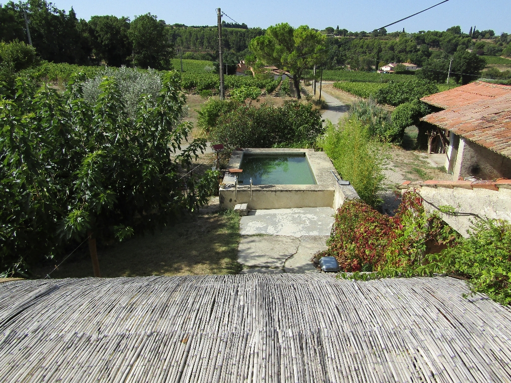 Mas au milieu des vignes, très calme, très grand, vue exceptionnelle. Mas au milieu des vignes, très calme, très grand, vue exceptionnelle.