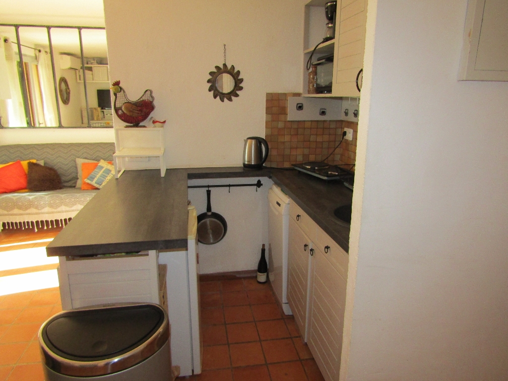 Magnifique petit appartement 2 pièce(s) 41 m2 tout équipé et meublé. Grande terrasse couverte, quartier calme sans nuisance. Court de tennis et piscine. Magnifique petit appartement 2 pièce(s) 41 m2 tout équipé et meublé. Grande terrasse couverte, quartier calme sans nuisance. Court de tennis et piscine.