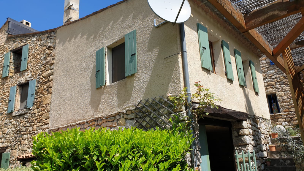 Charmante maison au calme à Chauvac Laux Montaux avec vue sur les montages magnifiques et un grand terrain de 800 m2 arboré 0668368774 Charmante maison au calme à Chauvac Laux Montaux avec vue sur les montages magnifiques et un grand terrain de 800 m2 arboré 0668368774