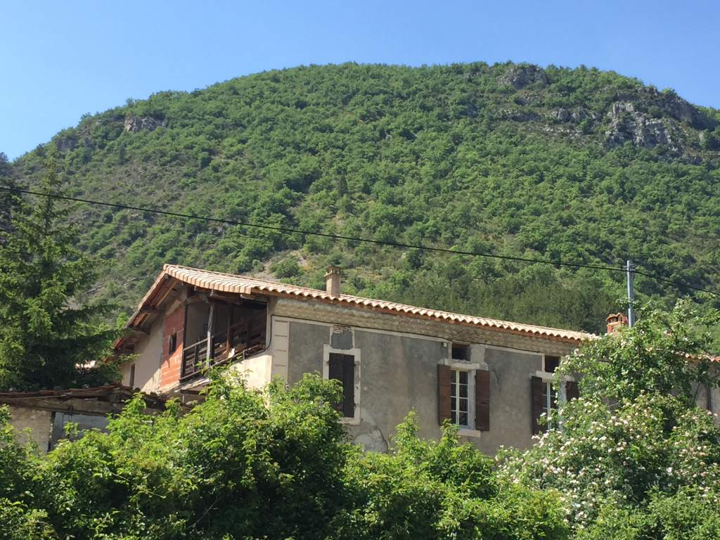 Maison ancienne de 180m2 à finir + 4370m2 terrain le long d'une rivière proche de Rémuzat 0668368774 Maison ancienne de 180m2 à finir + 4370m2 terrain le long d'une rivière proche de Rémuzat 0668368774