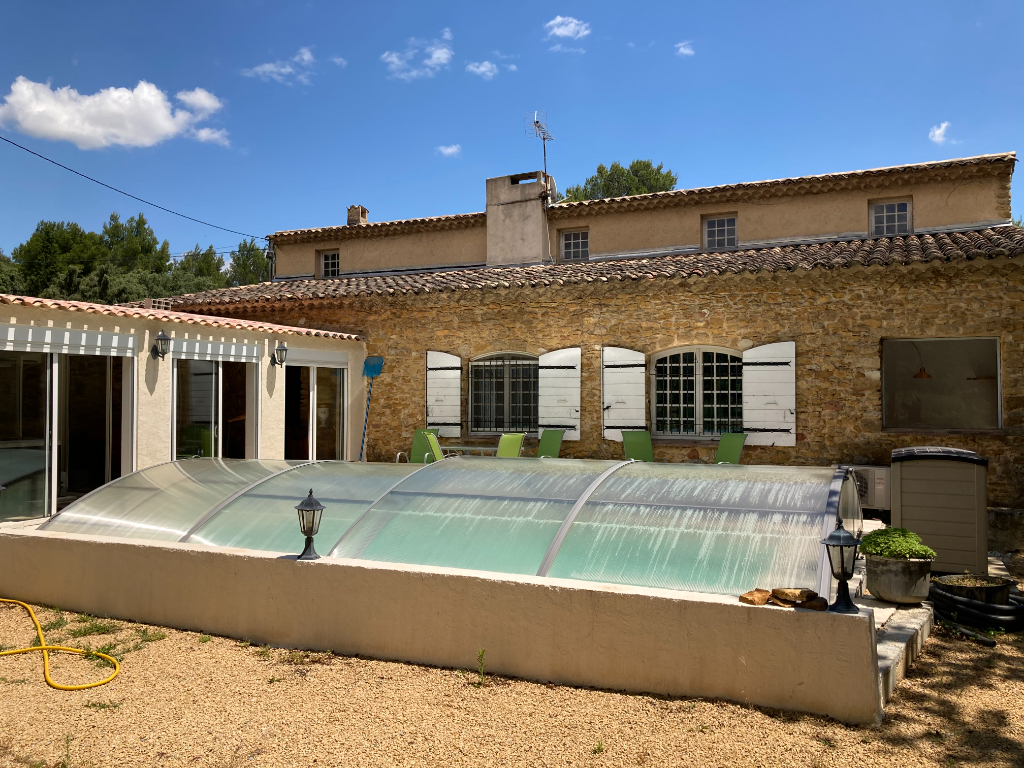 Magnifique Mas en pierre de 220 M2 avec un joli terrain de 1400m2 arboré, fleuri à Uchaud situé près d'Orange 0668368774 Magnifique Mas en pierre de 220 M2 avec un joli terrain de 1400m2 arboré, fleuri à Uchaud situé près d'Orange 0668368774