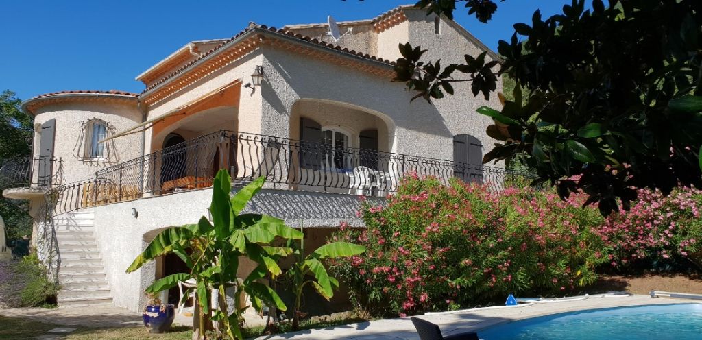 Belle villa avec piscine 6 pièce(s) 215 m2 à Nyons. 4 chambres. en parfait état. 0699425308 Belle villa avec piscine 6 pièce(s) 215 m2 à Nyons. 4 chambres. en parfait état. 0699425308