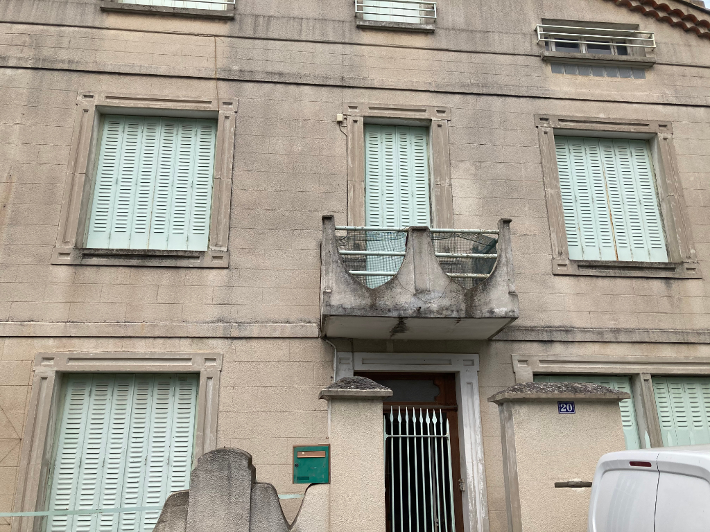 Appartement spacieux centre de Nyons de 84 m2 à rafraichir avec terrasse au calme 0668368774 Appartement spacieux centre de Nyons de 84 m2 à rafraichir avec terrasse au calme 0668368774