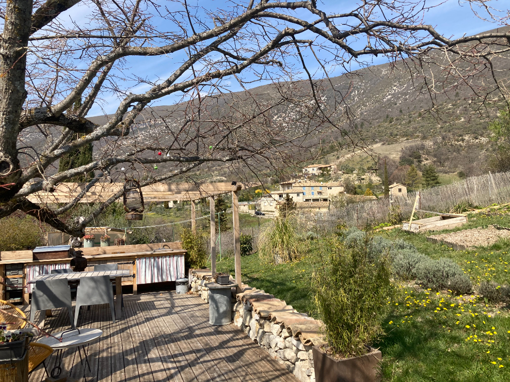 A Villeperdrix très coquette maison de village d'environ 100 m2 et d'un très beau jardin arboré 370m2 et sa vue sublime des montagnes, Annie 0668368774 A Villeperdrix très coquette maison de village d'environ 100 m2 et d'un très beau jardin arboré 370m2 et sa vue sublime des montagnes, Annie 0668368774