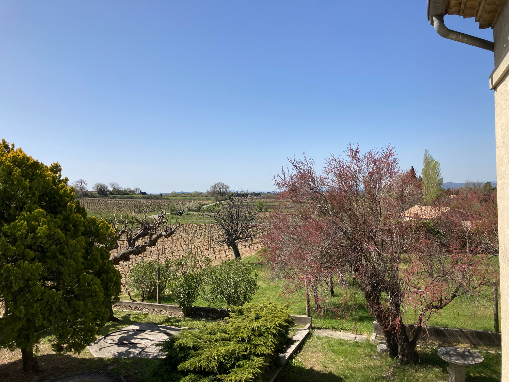 A Tulette magnifique Villa d'environ 92m2 à rafraîchir sur un joli terrain arboré et aménagé de 2350m2 dans un endroit calme avec vue des vignes et du Mont Ventoux, Annie 0668368774 A Tulette magnifique Villa d'environ 92m2 à rafraîchir sur un joli terrain arboré et aménagé de 2350m2 dans un endroit calme avec vue des vignes et du Mont Ventoux, Annie 0668368774