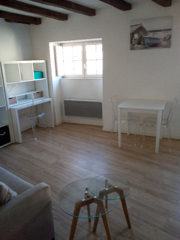 RARE PLEIN CENTRE VILLE DE POITIERS STUDIO MEUBLE DE 26M² REFAIT A NEUF AVEC PLACE DE PARKING SECURISEE RARE PLEIN CENTRE VILLE DE POITIERS STUDIO MEUBLE DE 26M² REFAIT A NEUF AVEC PLACE DE PARKING SECURISEE