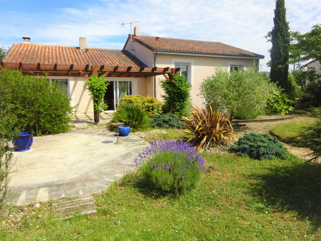 MAISON 4 CHAMBRES, 137M², SAINT JULIEN L'ARS. MAISON 4 CHAMBRES, 137M², SAINT JULIEN L'ARS.