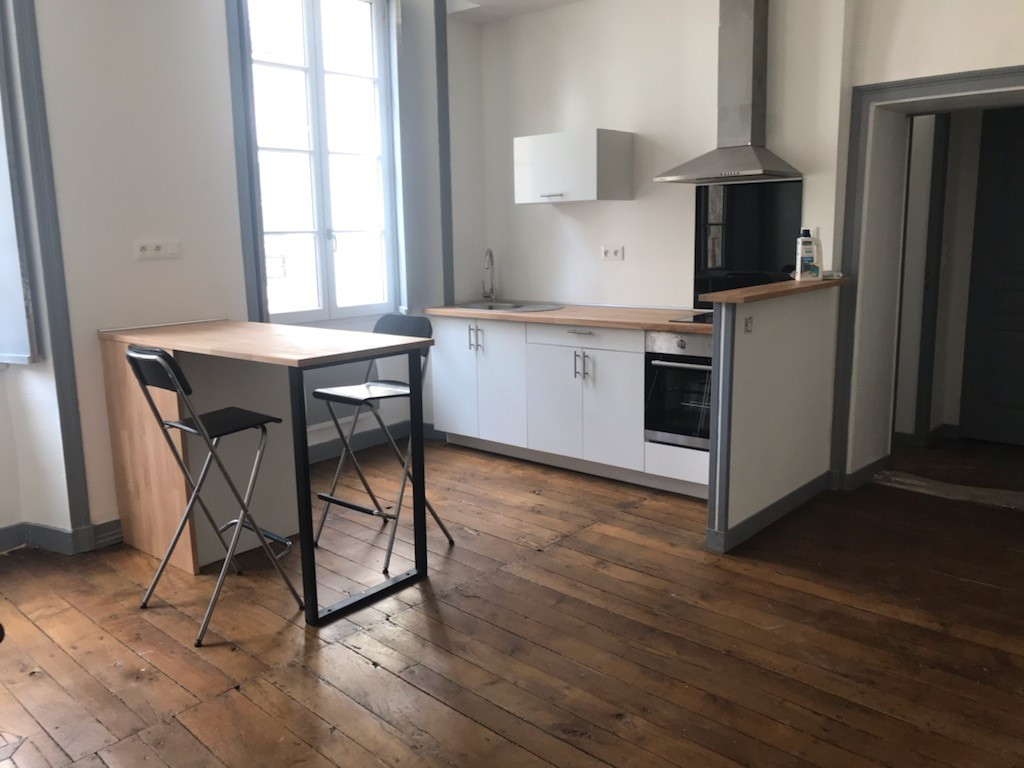 POITIERS CENTRE-VILLE TRES GRAND STUDIO DE 32 M2 ENTIÈREMENT REMIS A NEUF POITIERS CENTRE-VILLE TRES GRAND STUDIO DE 32 M2 ENTIÈREMENT REMIS A NEUF