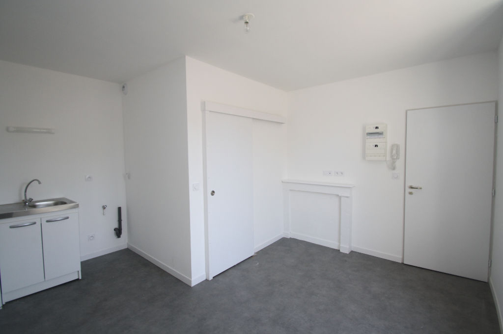 STUDIO REFAIT A NEUF - POITIERS - TOUTES CHARGES COMPRISES STUDIO REFAIT A NEUF - POITIERS - TOUTES CHARGES COMPRISES
