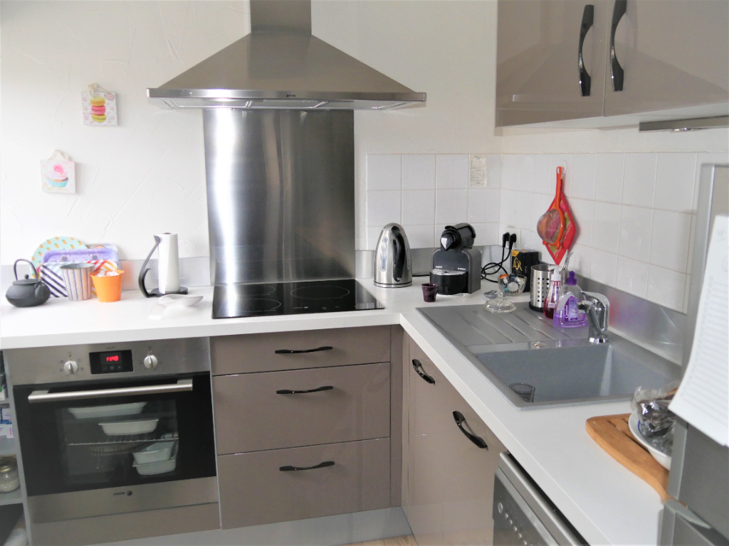 RARE PLEIN CENTRE VILLE DE POITIERS STUDIO MEUBLE DE 27M² AVEC PLACE DE PARKING SECURISEE RARE PLEIN CENTRE VILLE DE POITIERS STUDIO MEUBLE DE 27M² AVEC PLACE DE PARKING SECURISEE
