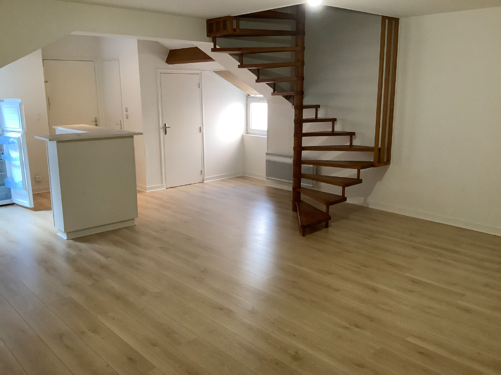POITIERS AU COEUR DU CENTRE-VILLE APPARTEMENT DUPLEX - 3 PIECES- 2 CHAMBRES POITIERS AU COEUR DU CENTRE-VILLE APPARTEMENT DUPLEX - 3 PIECES- 2 CHAMBRES
