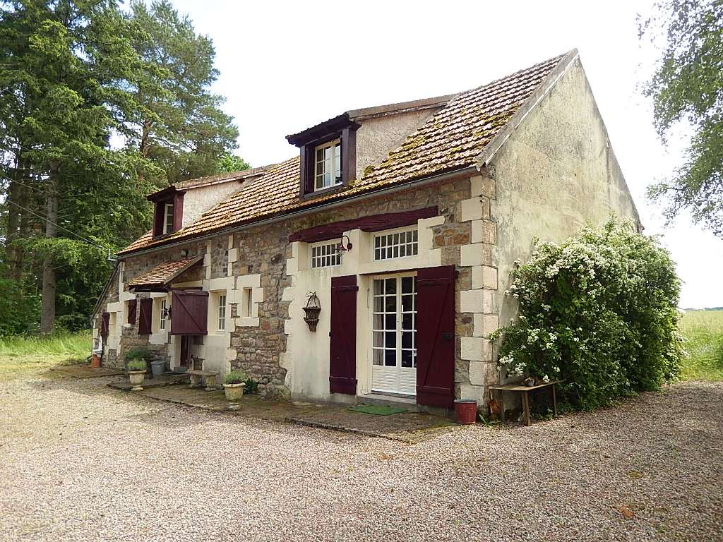 Ygrande -Charmante maison en lisière de forêt, avec un vue fantastique, terrain de 5010m² Ygrande -Charmante maison en lisière de forêt, avec un vue fantastique, terrain de 5010m²