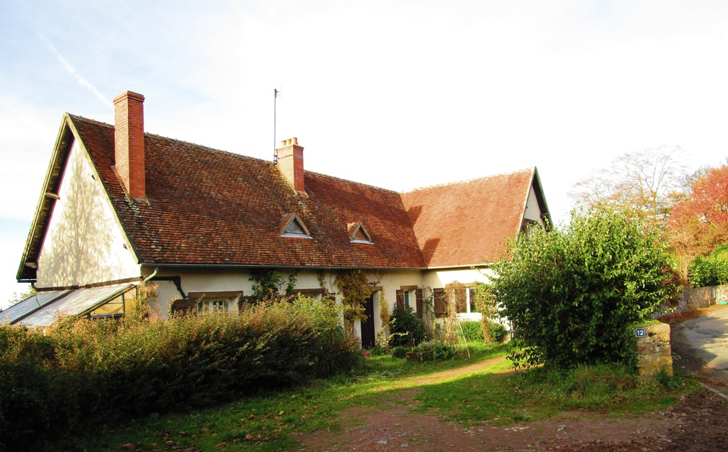 Cerilly - Maison de famille à la périphérie du village avec une vue dégagée, sur une superficie de 1ha. Cerilly - Maison de famille à la périphérie du village avec une vue dégagée, sur une superficie de 1ha.