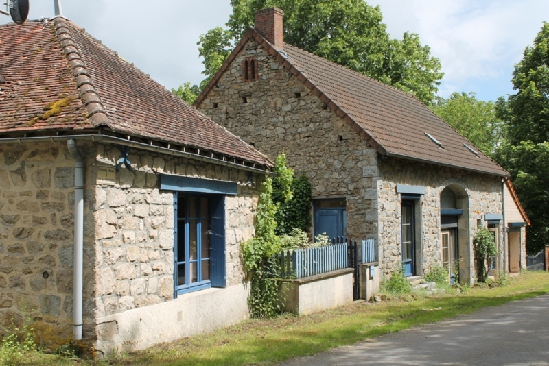 Lalizolle- 2 Maisons avec possibilité création de gîtes; sur 9020 m² de terrain. Lalizolle- 2 Maisons avec possibilité création de gîtes; sur 9020 m² de terrain.