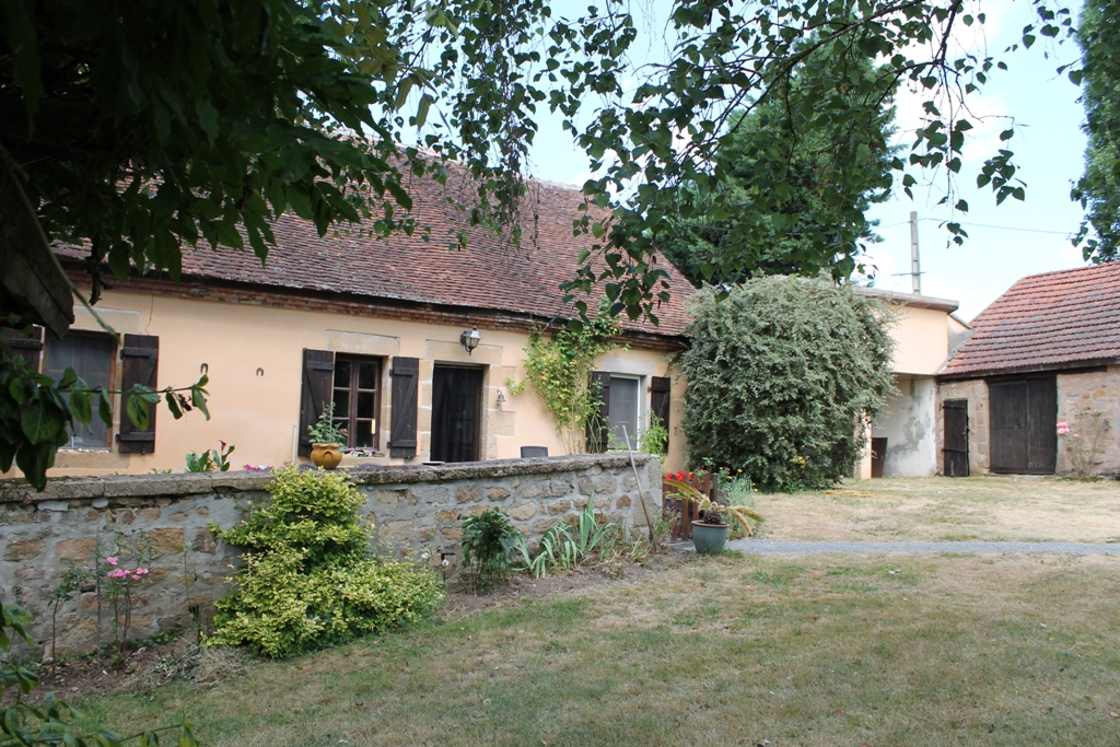 Saint Aubin le Monial- Maison sur terrain de 7090m²; en campagne, mais au même temps proche du village. Saint Aubin le Monial- Maison sur terrain de 7090m²; en campagne, mais au même temps proche du village.