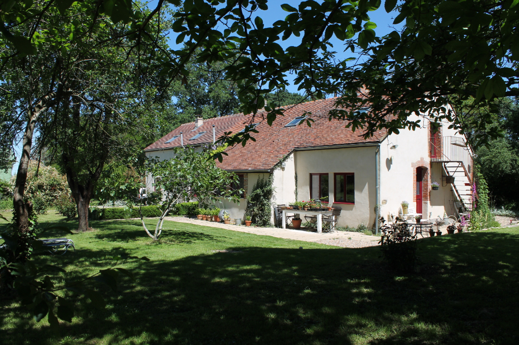 Limoise -Spacieuse maison entièrement rénovée avec beau jardin, en campagne sur 5405 m2 de terrain. Limoise -Spacieuse maison entièrement rénovée avec beau jardin, en campagne sur 5405 m2 de terrain.