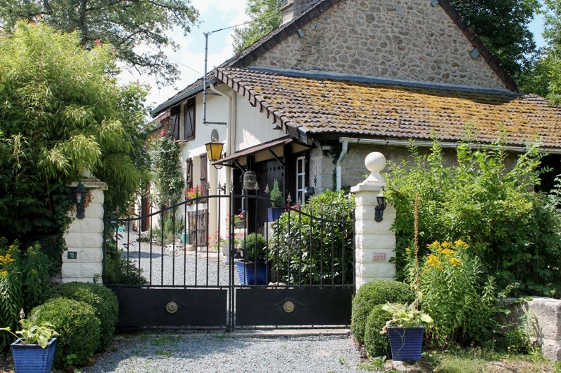 Clugnat - Charmante maison avec dépendances et joli jardin. Terrain de plus de 700m² Clugnat - Charmante maison avec dépendances et joli jardin. Terrain de plus de 700m²