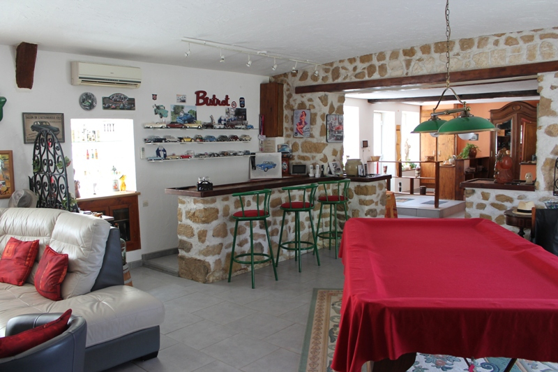 Saint Hilaire - Spacieuse maison surprenante avec plusieurs dépendances, garage en bordure de forêt. Saint Hilaire - Spacieuse maison surprenante avec plusieurs dépendances, garage en bordure de forêt.