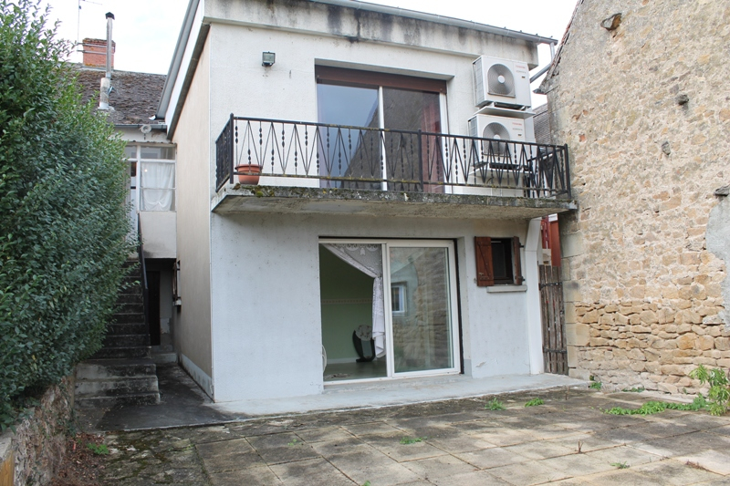 St Hilaire --- Une maison d'un petit village surprenante avec 3 niveaux de vie et une vue sur un bel étang. St Hilaire --- Une maison d'un petit village surprenante avec 3 niveaux de vie et une vue sur un bel étang.