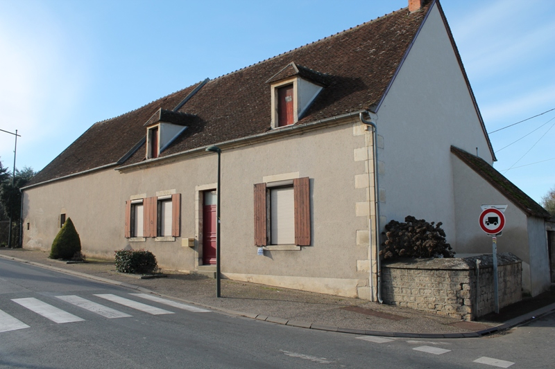 Orval - Une ancienne fermette avec une deuxième maison et plusieurs granges dans le village. Orval - Une ancienne fermette avec une deuxième maison et plusieurs granges dans le village.