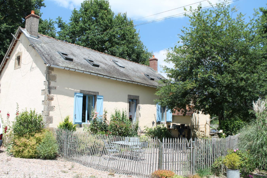 Theneuille - Maison rénovée de caractère sur 1,7 hectares. Theneuille - Maison rénovée de caractère sur 1,7 hectares.