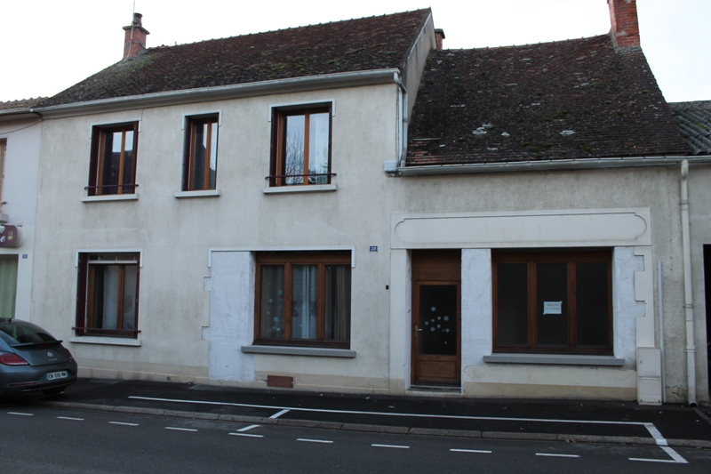 LURCY LEVIS: Maison de village joliment rénovée avec garage. LURCY LEVIS: Maison de village joliment rénovée avec garage.